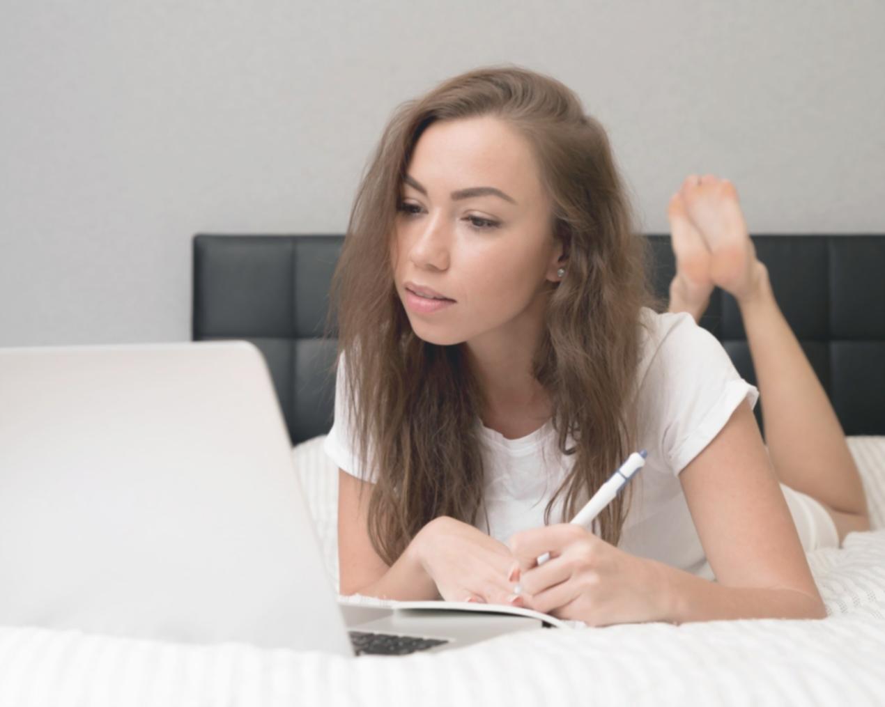 Equipo de profesionales analizando mercado inmobiliario